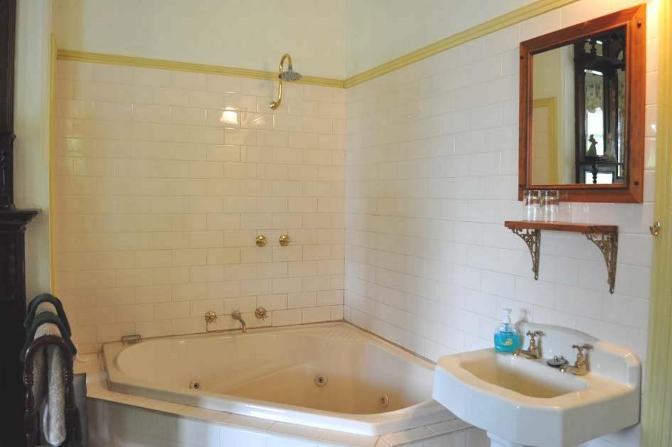 Ormiston House Bed & Breakfast Strahan Oda fotoğraf